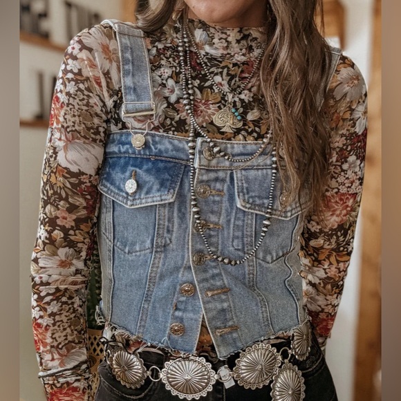 NWT Cropped Raw Cut Button Up Overall Strap Denim Top Adjustable Strap Smocked - Picture 6 of 9